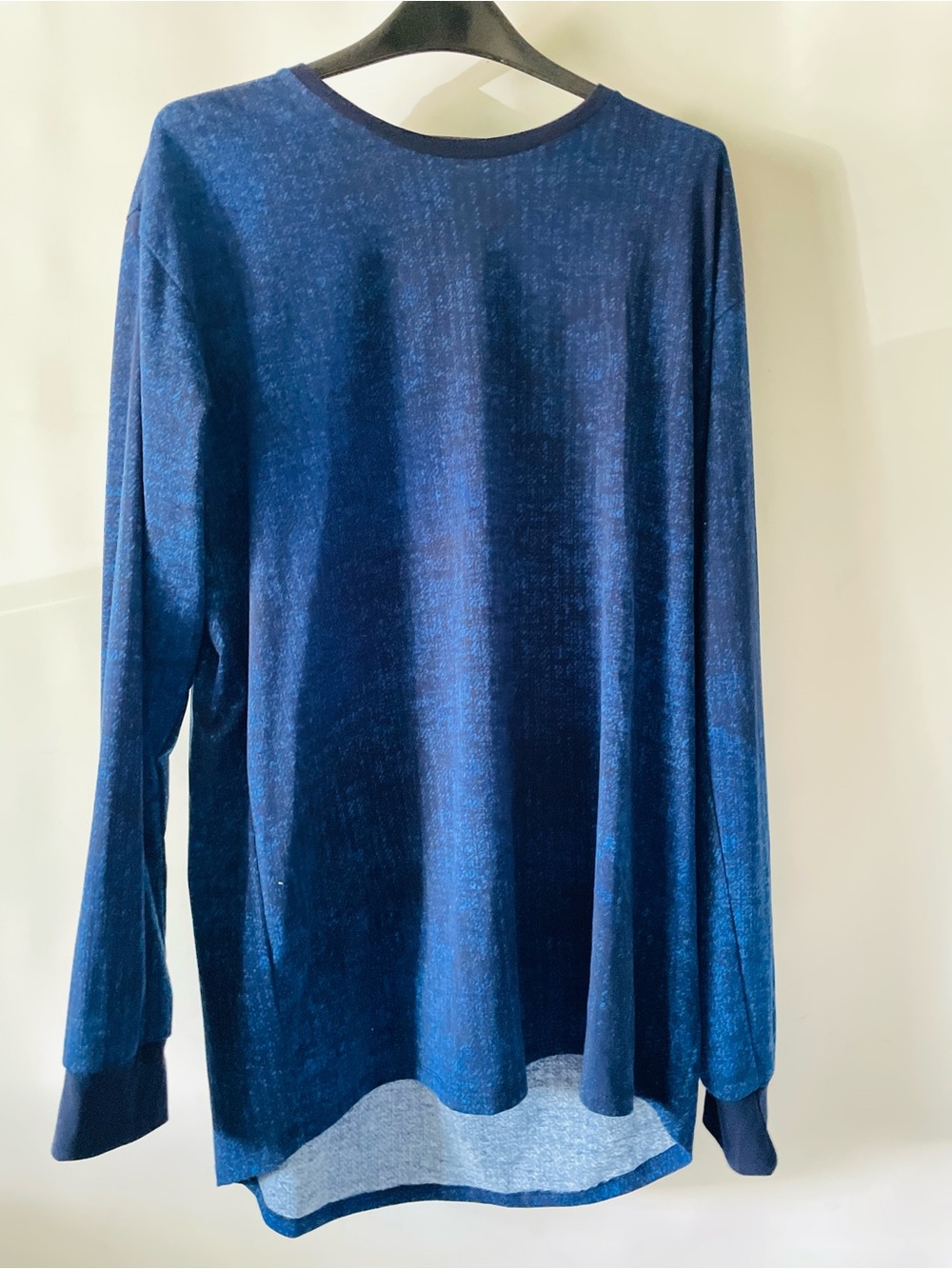 LuLaRoe Woman’s Crewneck Top in Deep Navy Blue High- Low Hem Size Lg
